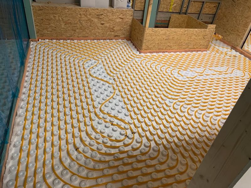 Verlegte Fußbodenheizung mit Rohren auf Tackerplatten
